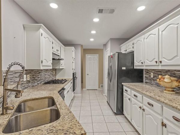 853 Woodridge Circle , DeSoto, TX 75115