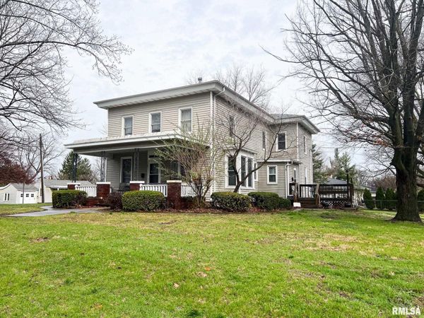 107 W HILL Street, Eureka, IL 61530