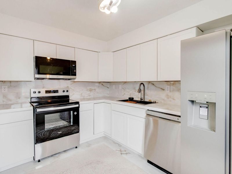 6425 Harbinger Lane, Dayton, OH 45449 Photo 3