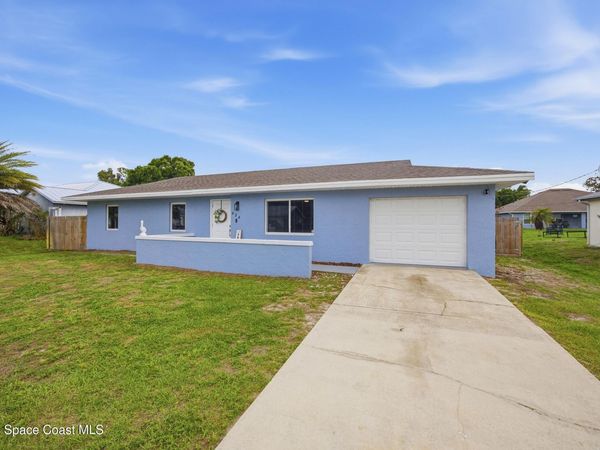 424 SE Fallon Drive, Port St. Lucie, FL 34983