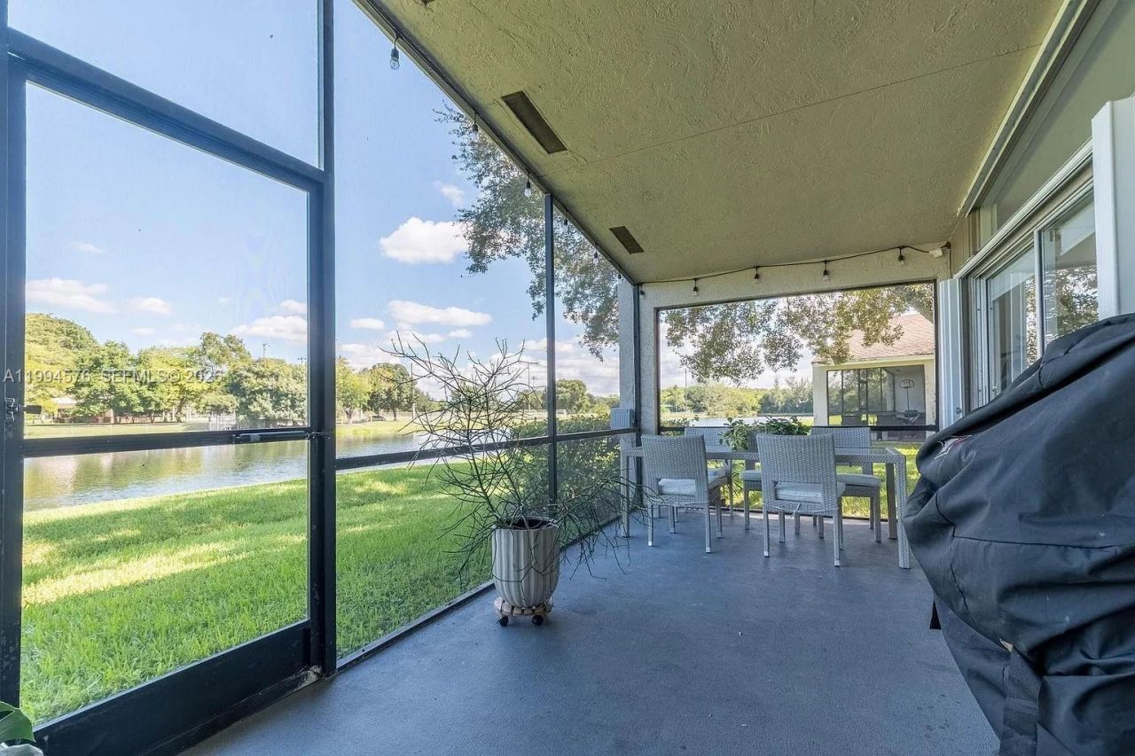 518 Woodgate Cir, Unit E, Sunrise, FL 33326 Photo