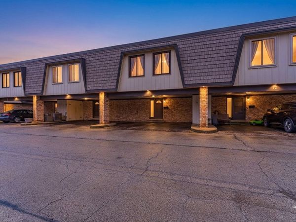 11 Cour Caravelle, Unit 11, Palos Hills, IL 60465
