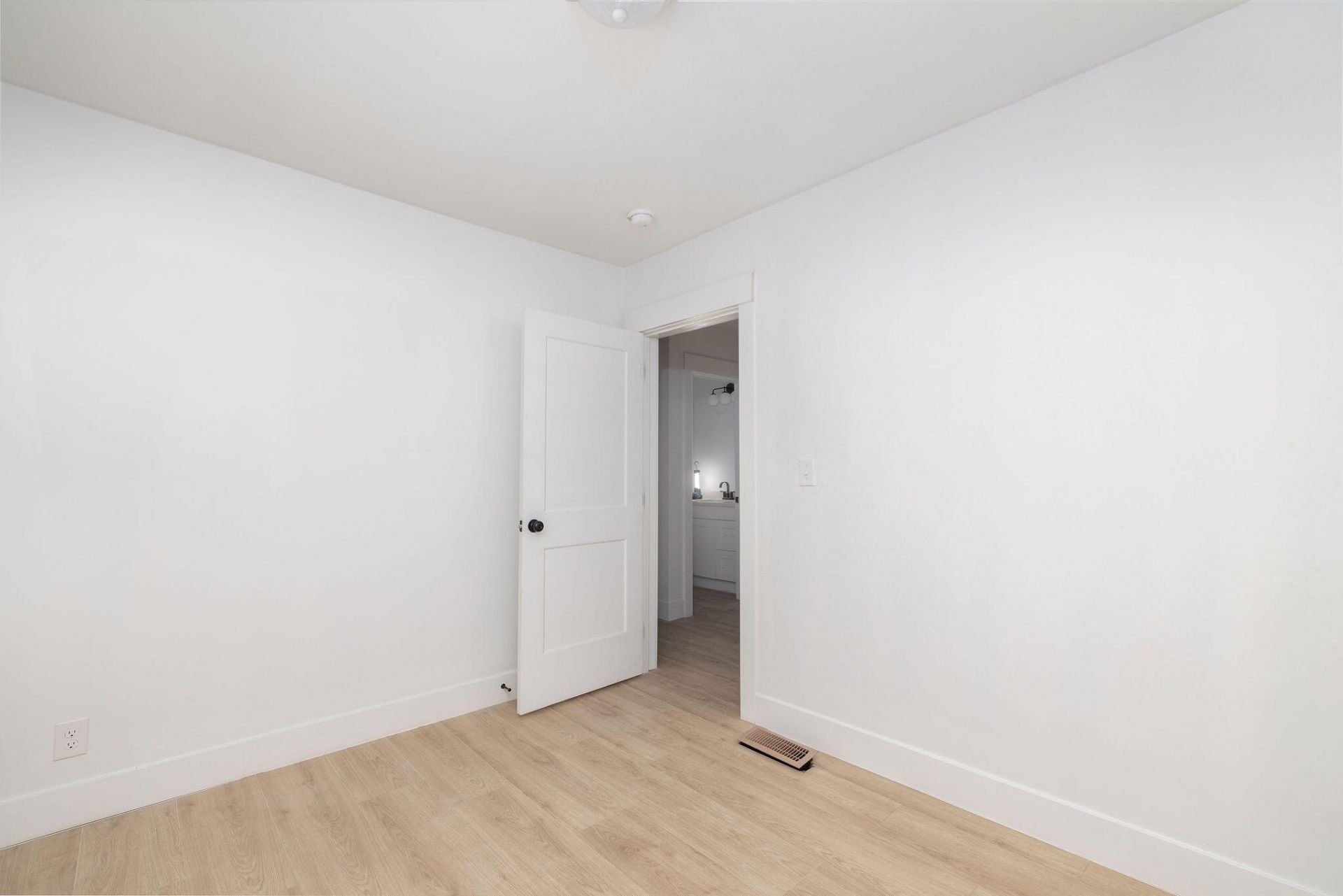 2224 Suffolk Street Photo 25