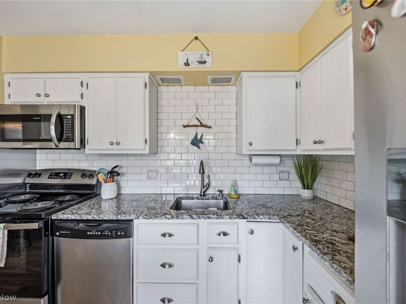 4560 Newbury Drive, Vermilion, OH 44089 Photo 9