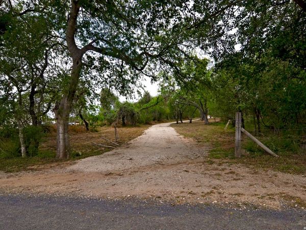 101 Alfredo, Floresville, TX 78114