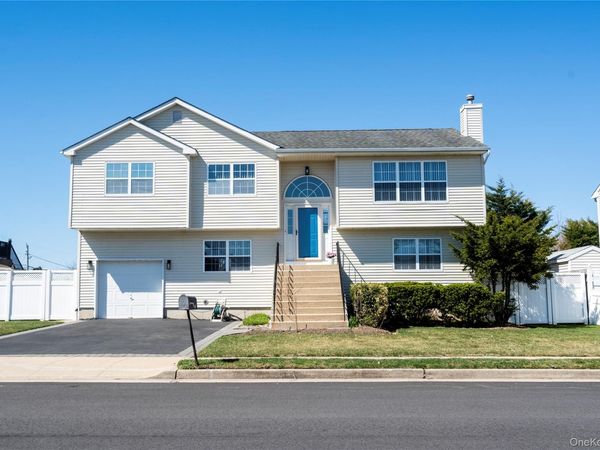 17 Clifton Street, Farmingdale, NY 11735