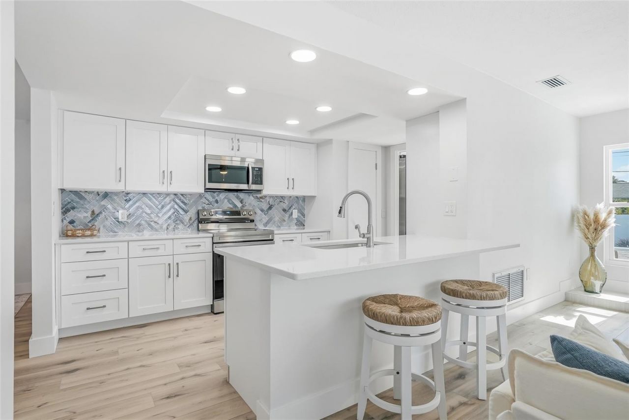 5708 Bayshore Drive, Seminole, FL 33772 Photo