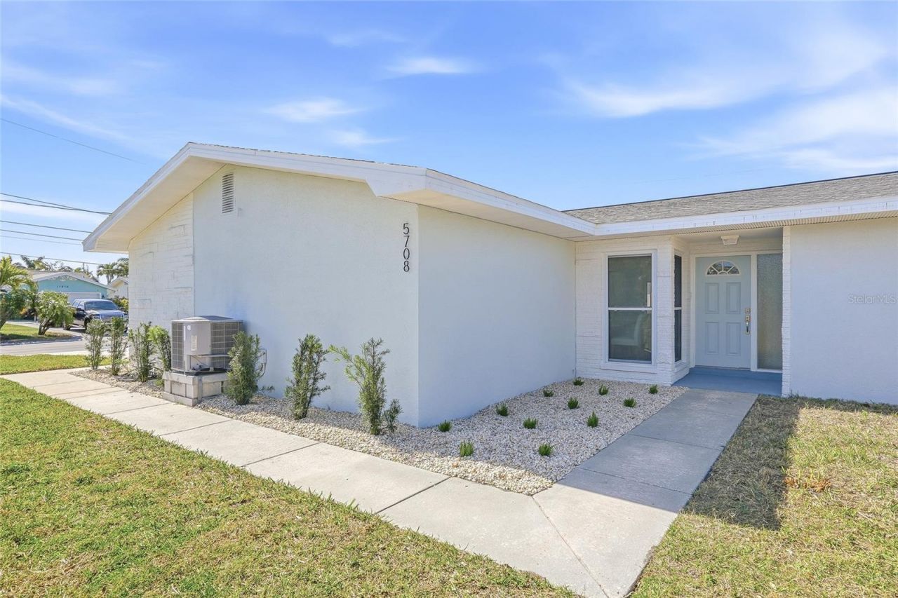 5708 Bayshore Drive, Seminole, FL 33772 Photo