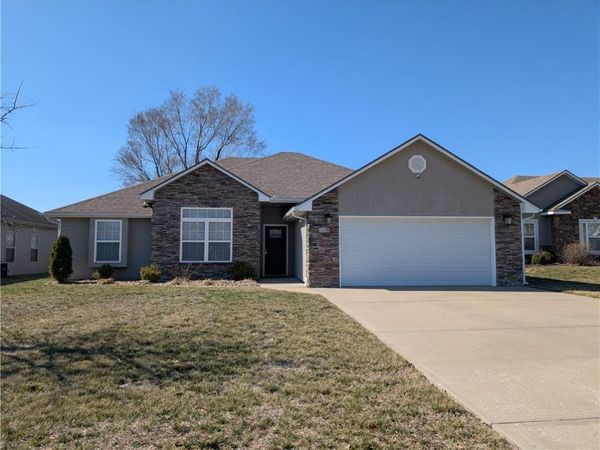 618 Oakmont Drive, Warrensburg, MO 64093