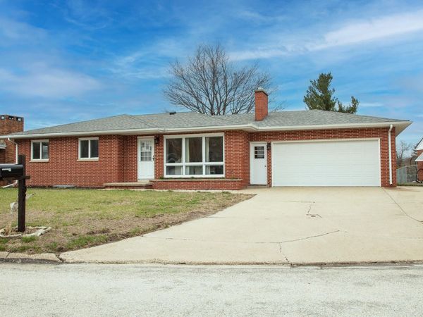 107 Crestwood Ave , Waverly, IA 50677