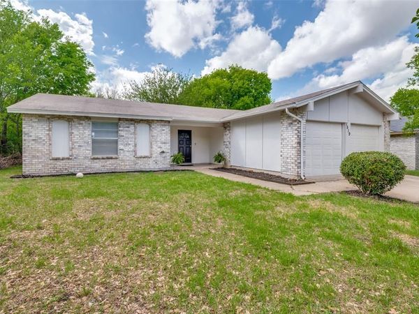 1519 Oakbrook Street , Lancaster, TX 75134