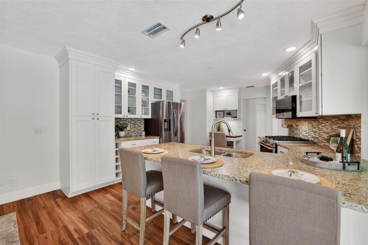 1200 Eden Isle Boulevard Ne, Saint Petersburg, FL 33704 Photo