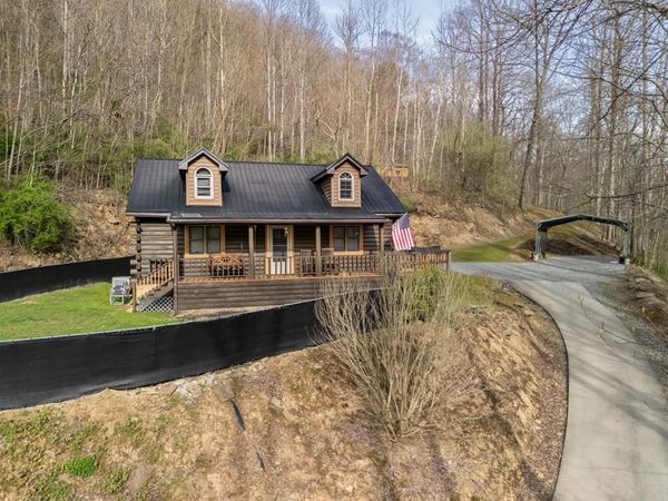 3991 Huff Creek Hwy, DAVIN, WV 25617