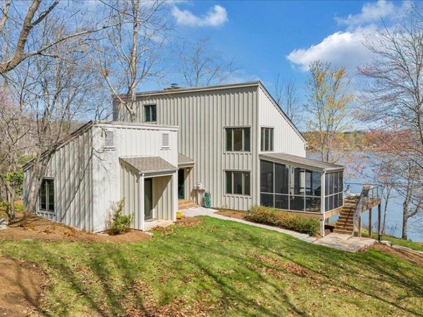 232 Peninsula DR , Moneta, VA 24121