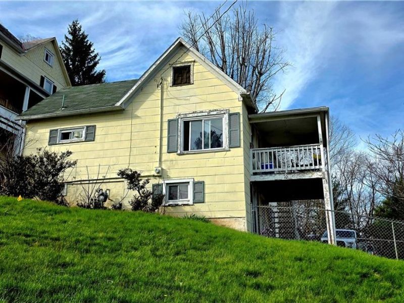 100 W Spring Street, Marietta, OH 45750 Photo 3