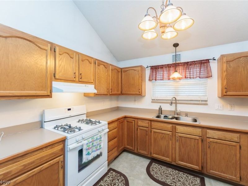 9546 Cyprus Lane , Olmsted Falls, OH 44138 Photo 11