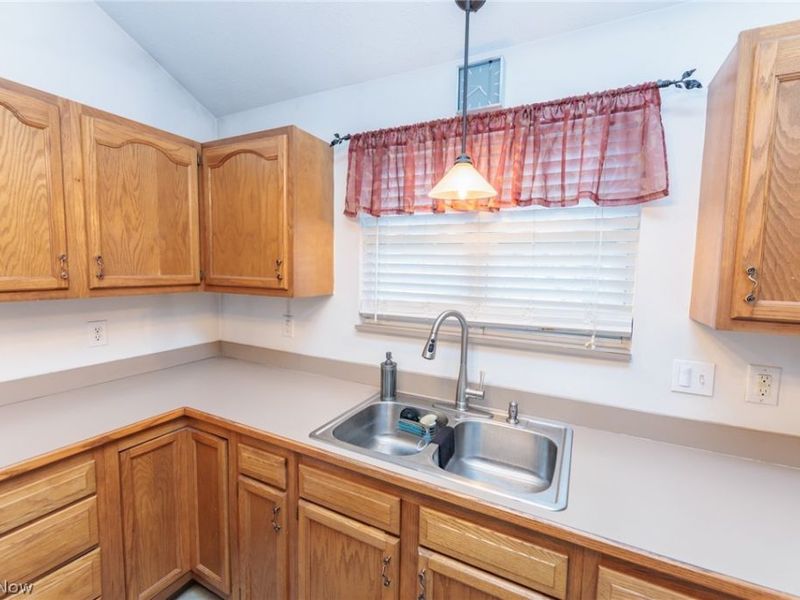 9546 Cyprus Lane , Olmsted Falls, OH 44138 Photo 15