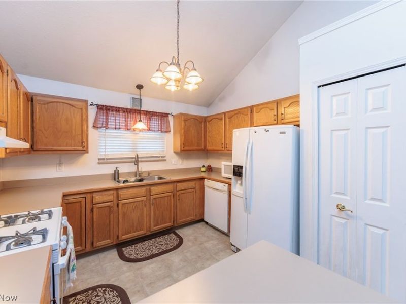 9546 Cyprus Lane , Olmsted Falls, OH 44138 Photo 16