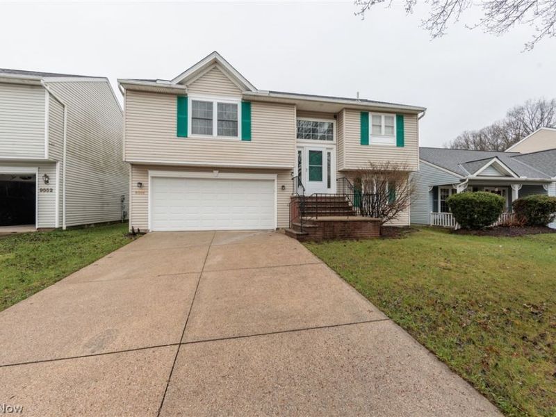 9546 Cyprus Lane , Olmsted Falls, OH 44138 Photo 2