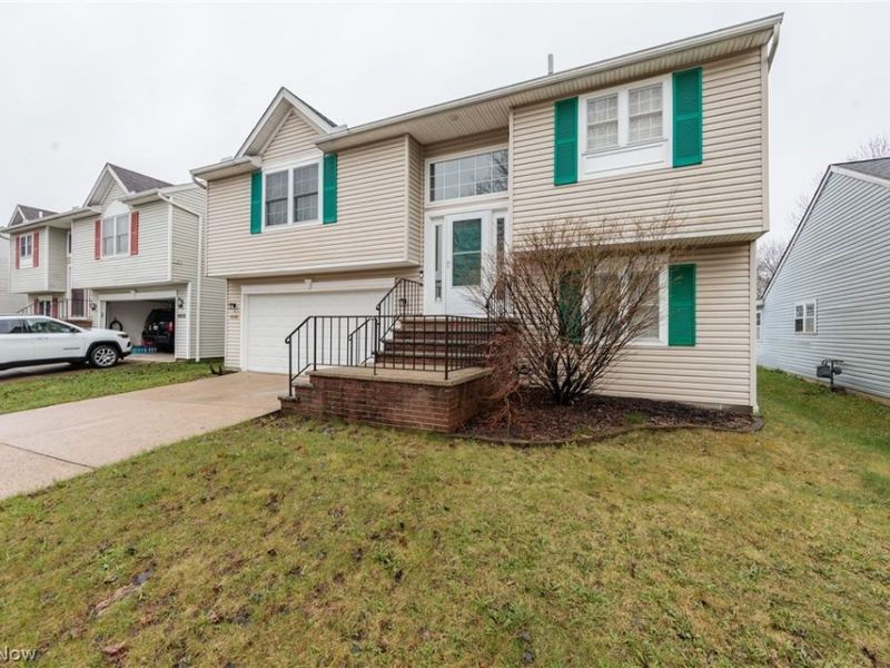 9546 Cyprus Lane , Olmsted Falls, OH 44138 Photo 3