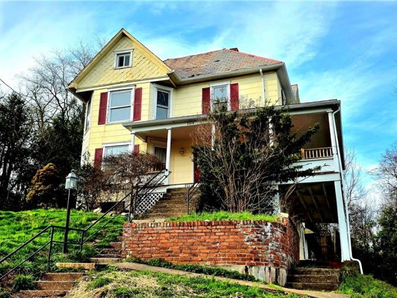 104 W Spring Street, Marietta, OH 45750 Photo 2