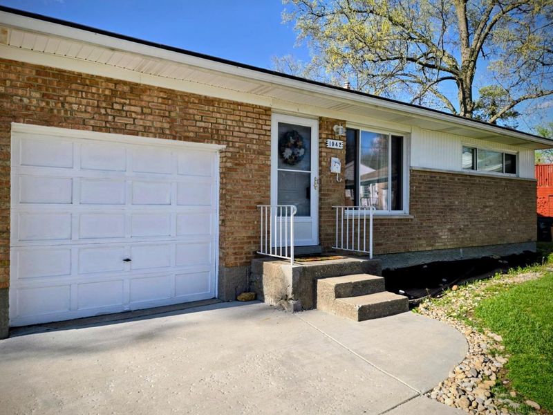 1042 Hollytree Drive, Springfield Twp., OH 45231 Photo 2