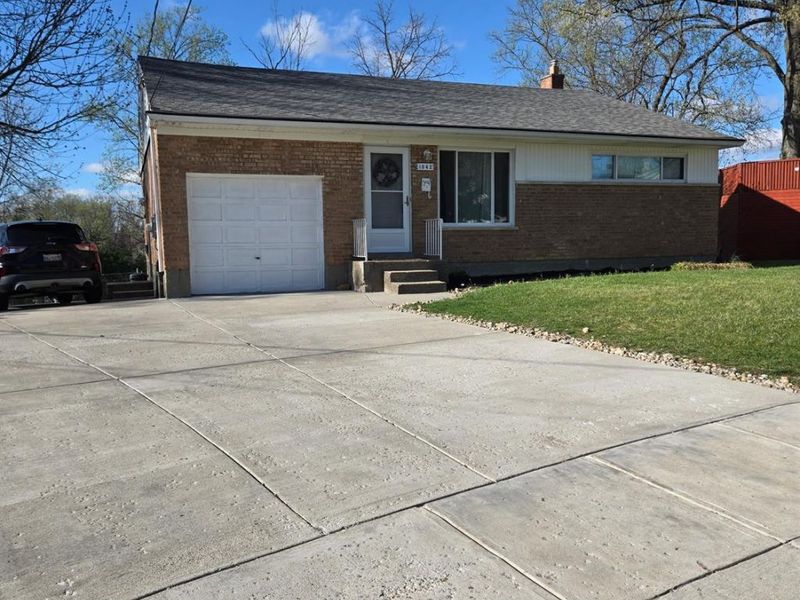 1042 Hollytree Drive, Springfield Twp., OH 45231 Photo 3