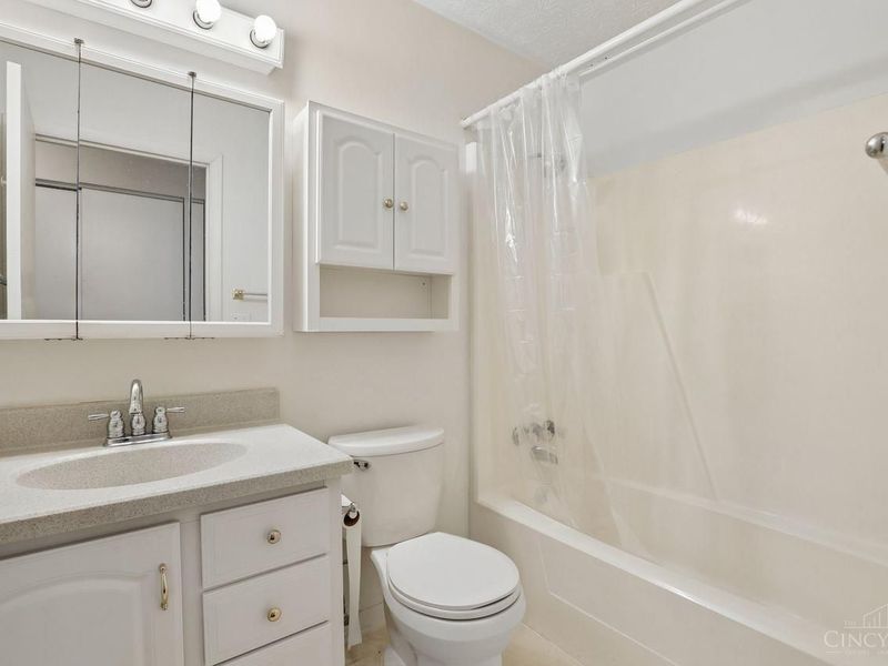 1044 E Crescentville Road, West Chester, OH 45246 Photo 14