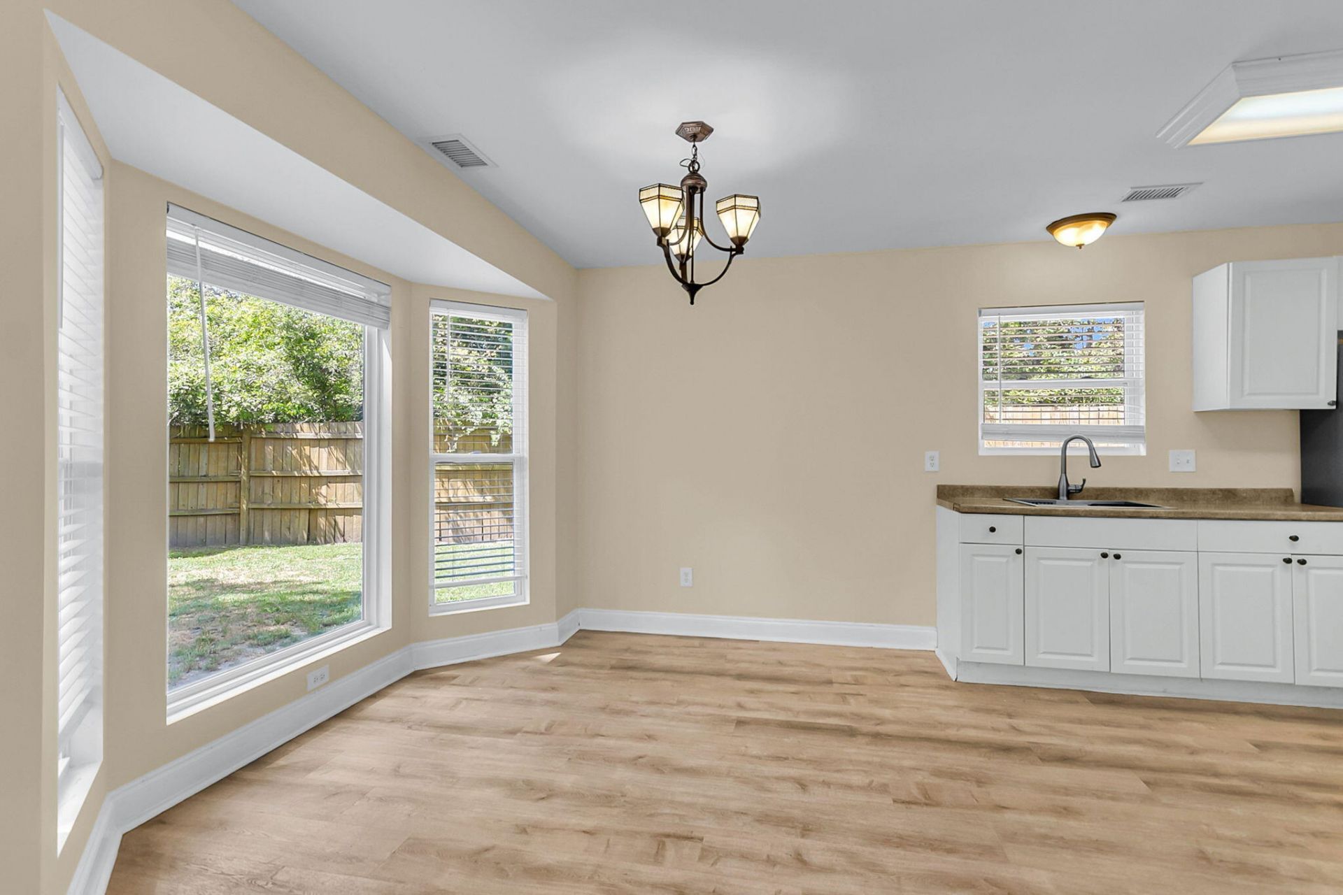 2407 Castlereagh Road Photo 14