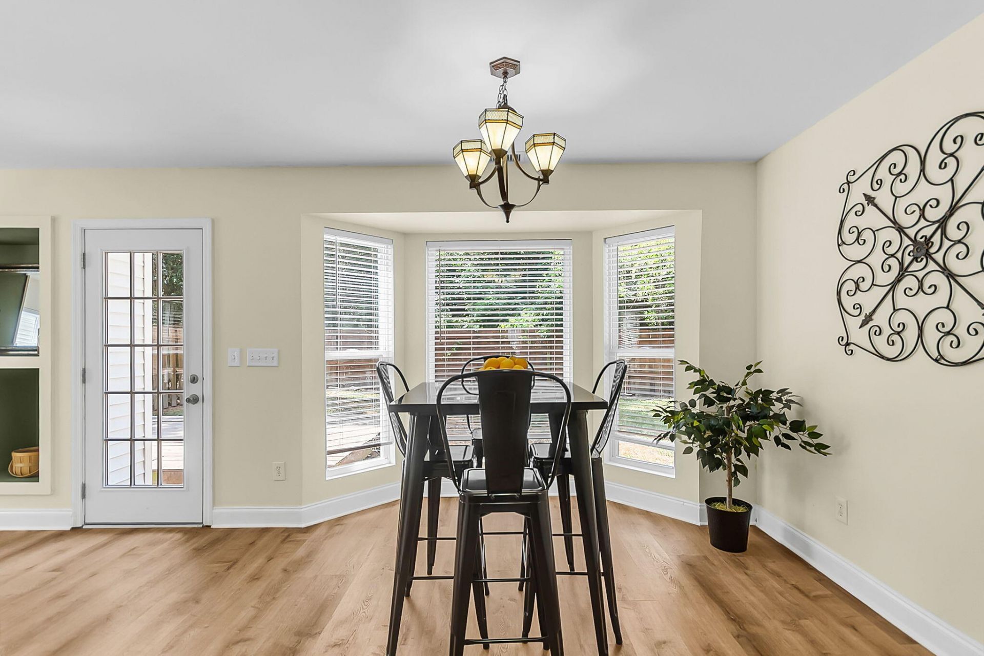 2407 Castlereagh Road Photo 15