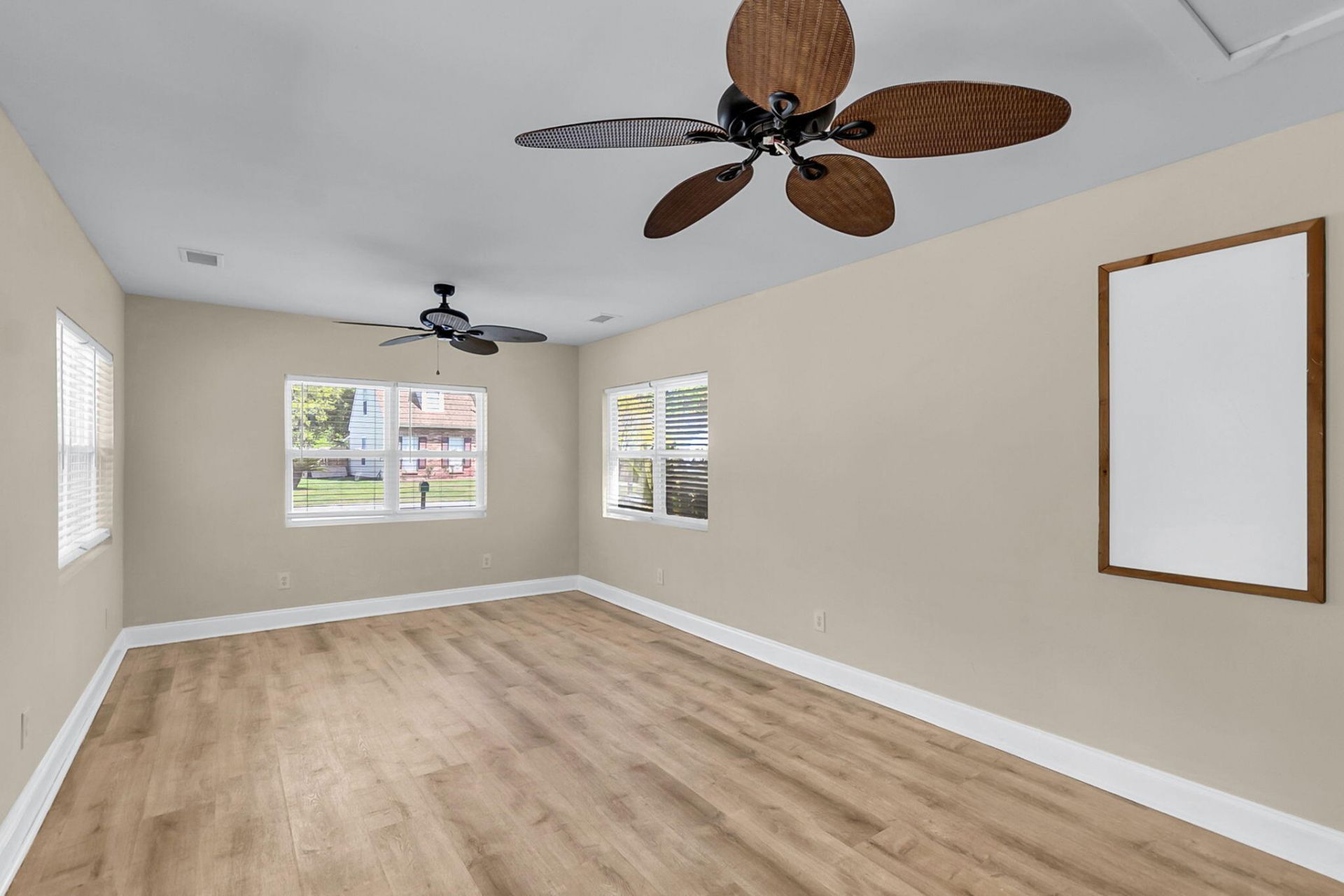 2407 Castlereagh Road Photo 22