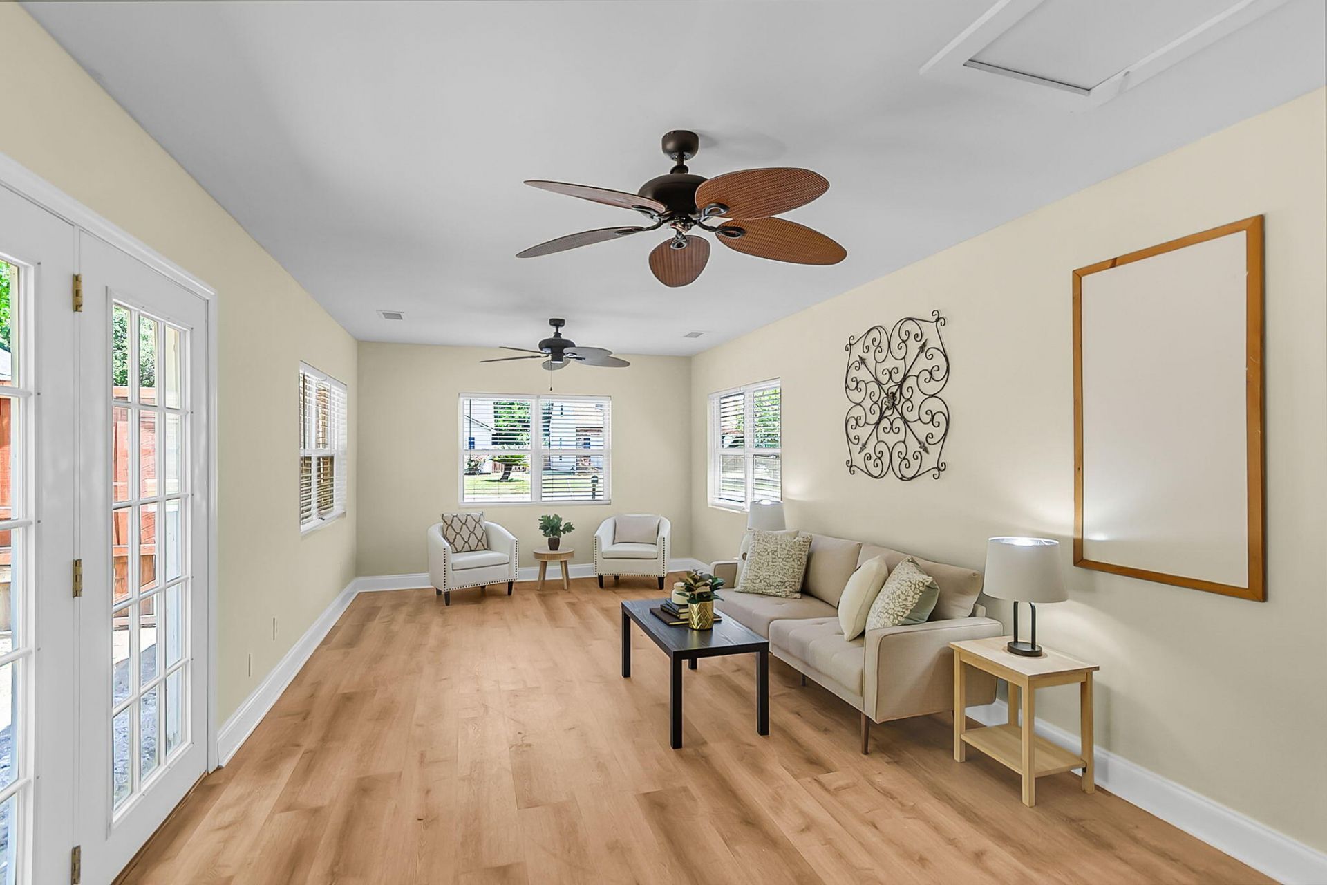 2407 Castlereagh Road Photo 4