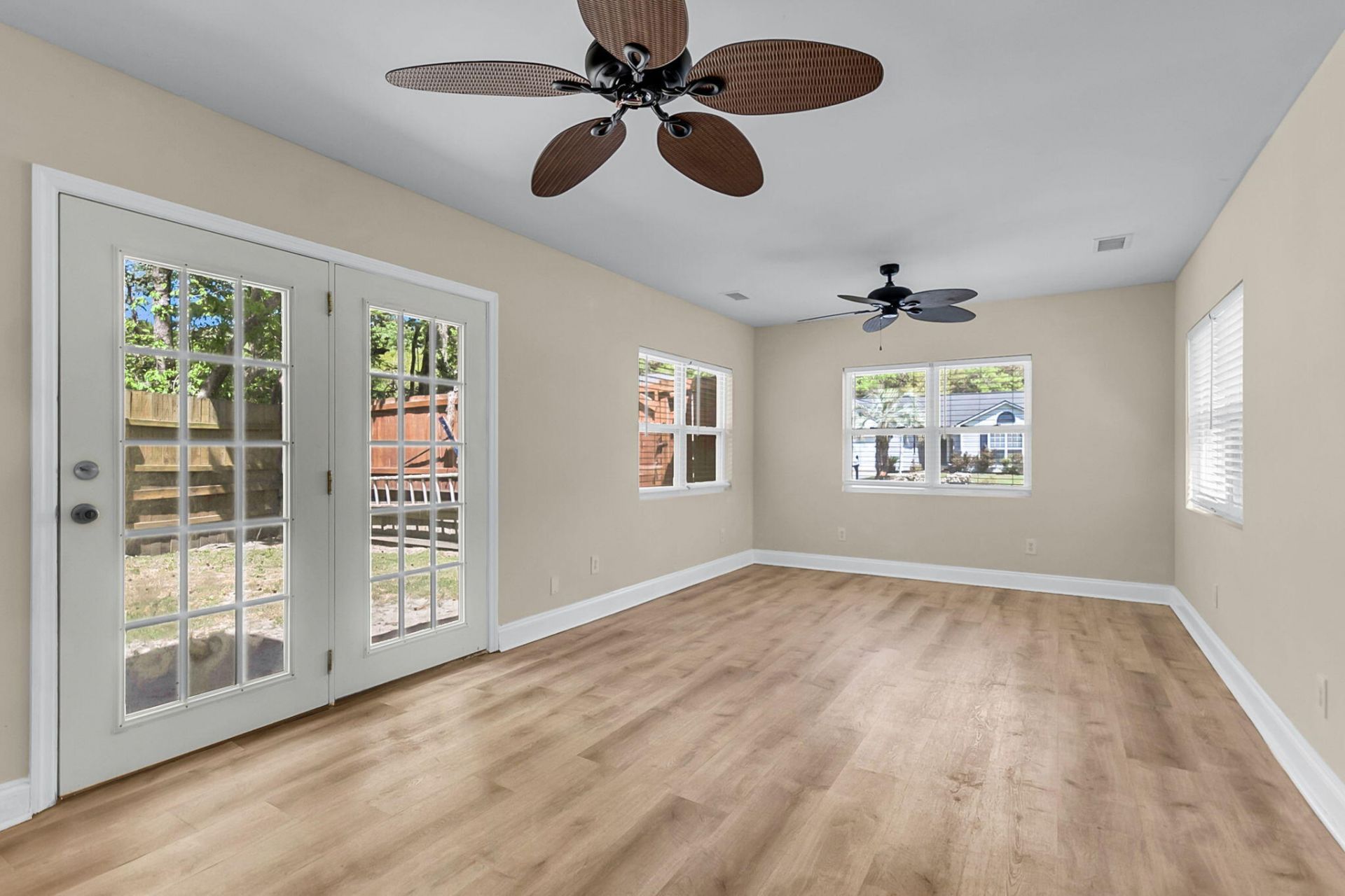 2407 Castlereagh Road Photo 5