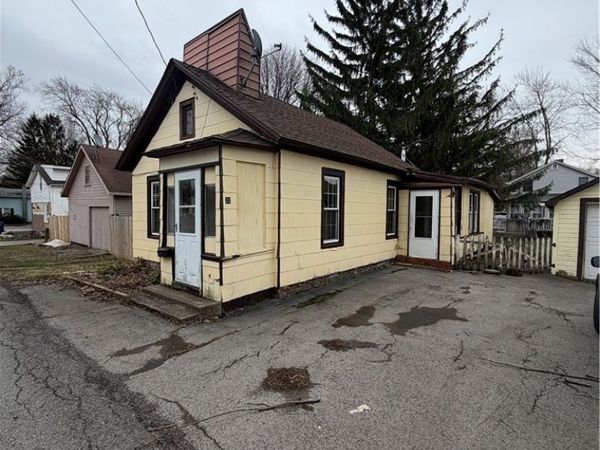 22 Works Place , Lockport, NY 14094