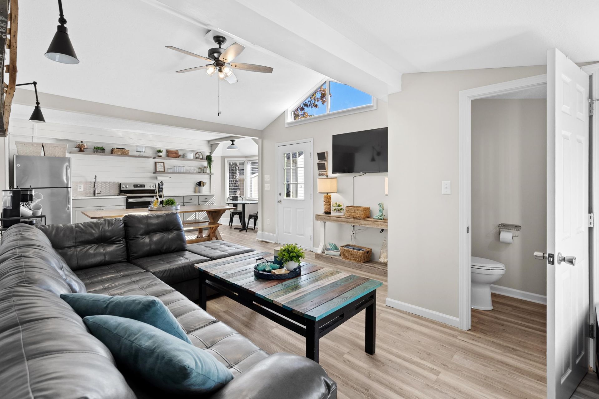 6001-n75 S Kings Highway  Photo 4