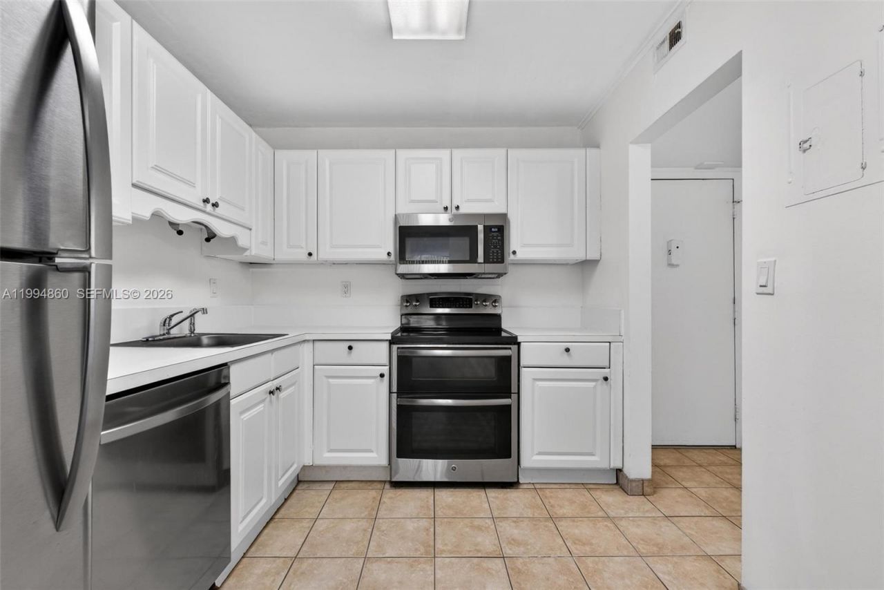 1400 Saint Charles Pl, Unit 222, Pembroke Pines, FL 33026 Photo