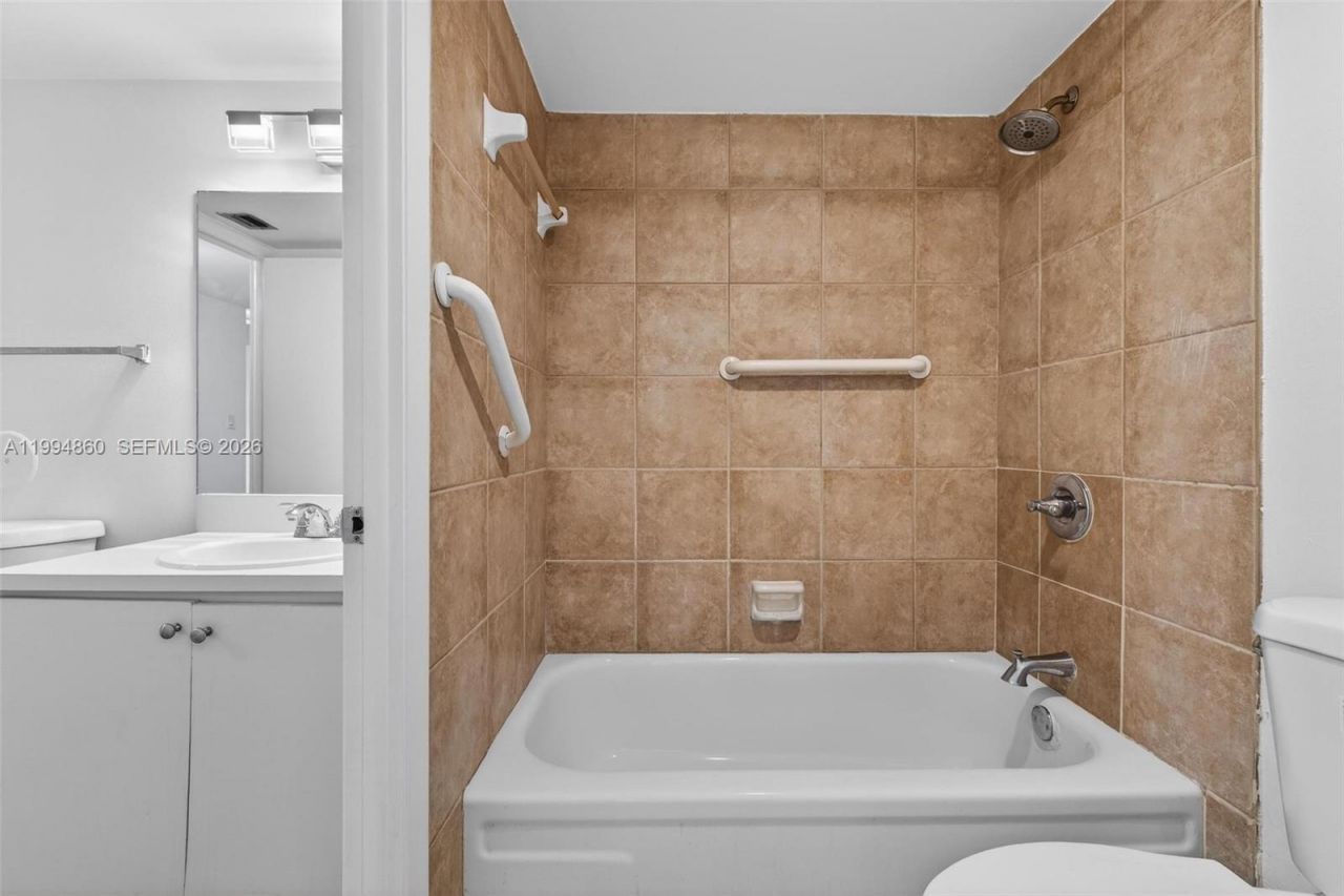 1400 Saint Charles Pl, Unit 222, Pembroke Pines, FL 33026 Photo