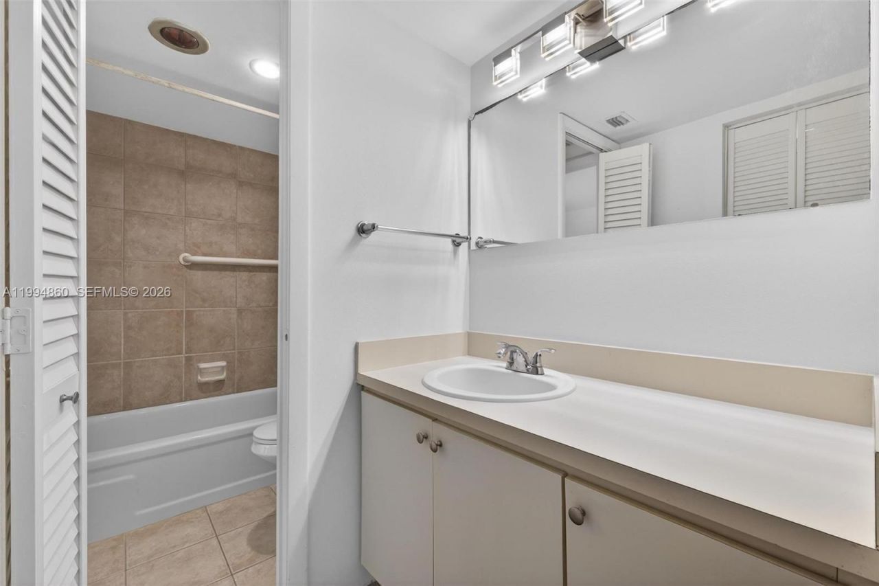 1400 Saint Charles Pl, Unit 222, Pembroke Pines, FL 33026 Photo