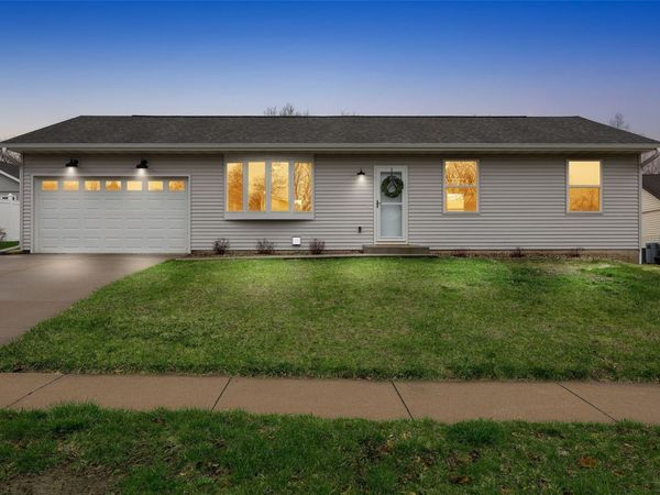 1613 Brookdale Lane, Cedar Rapids, IA 52402