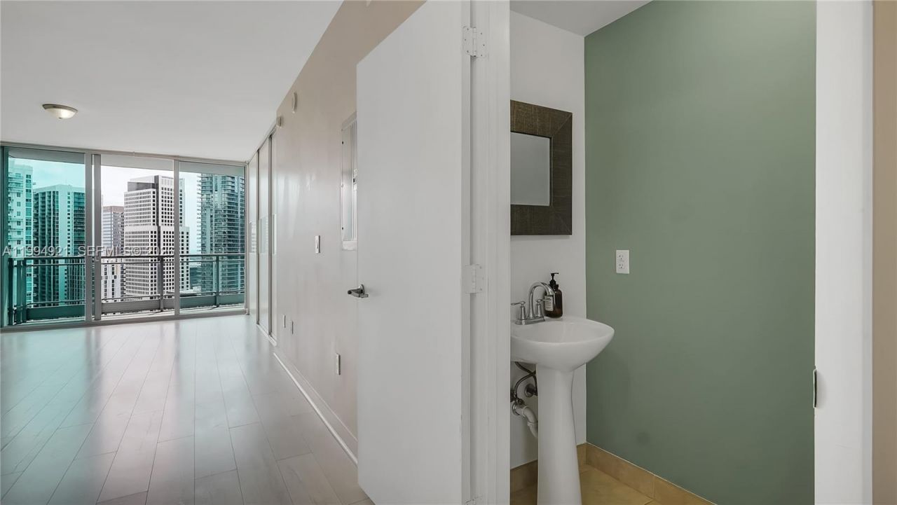 90 SW 3rd St , Unit 3003, Miami, FL 33130 Photo