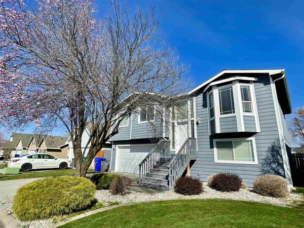 31 S Arties Ln, Greenacres, WA 99016