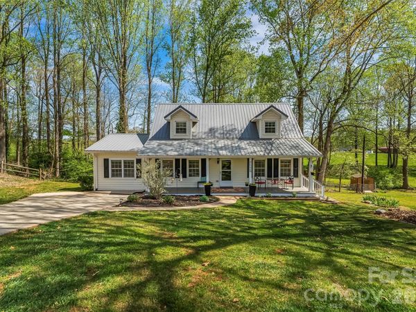 1548 Castell Lane , Hickory, NC 28601