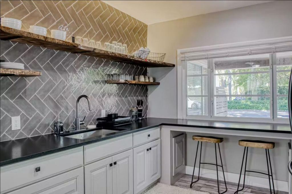 706 Sunset Road, West Palm Beach, FL 33401 Photo