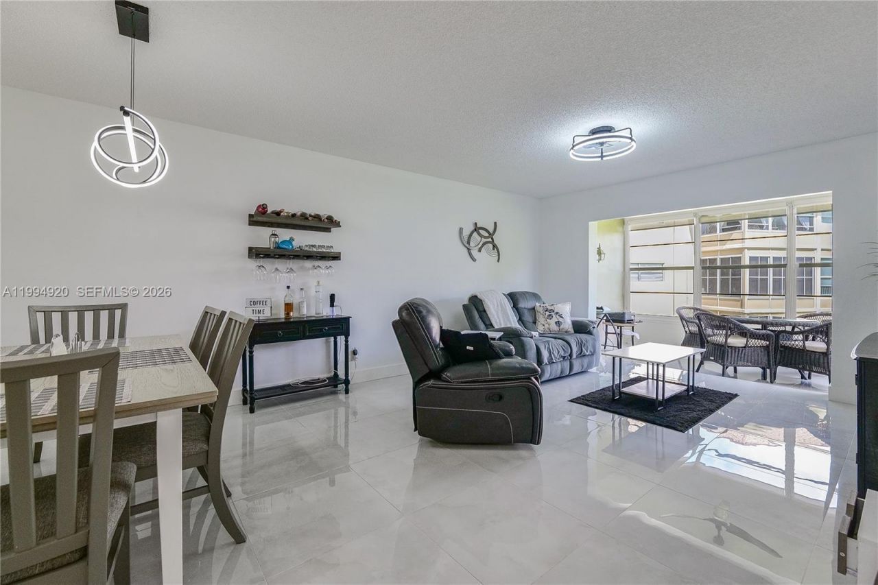 4701 NW 34th St, Unit 502, Lauderdale Lakes, FL 33319 Photo