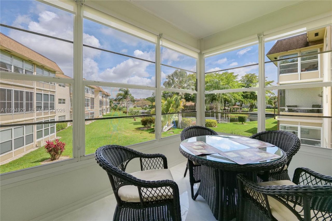 4701 NW 34th St, Unit 502, Lauderdale Lakes, FL 33319 Photo
