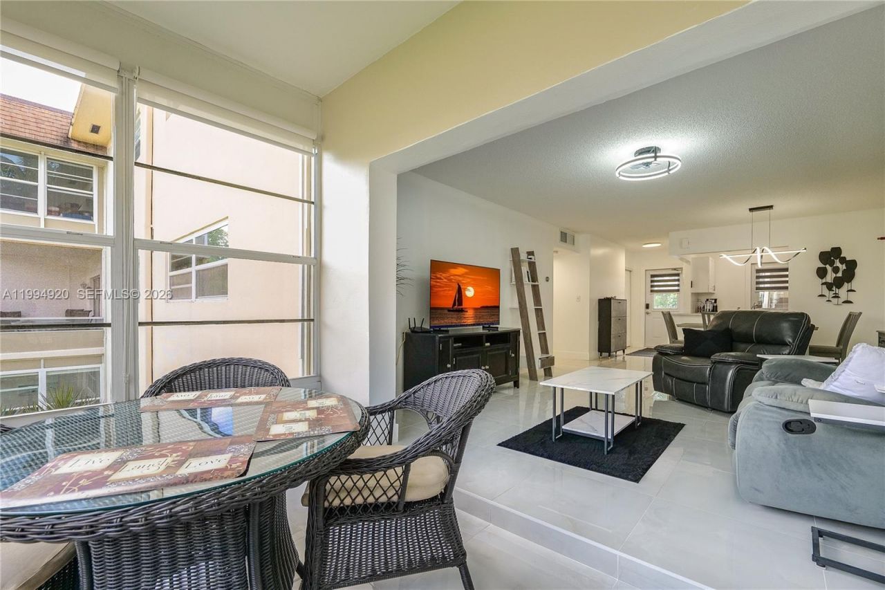4701 NW 34th St, Unit 502, Lauderdale Lakes, FL 33319 Photo