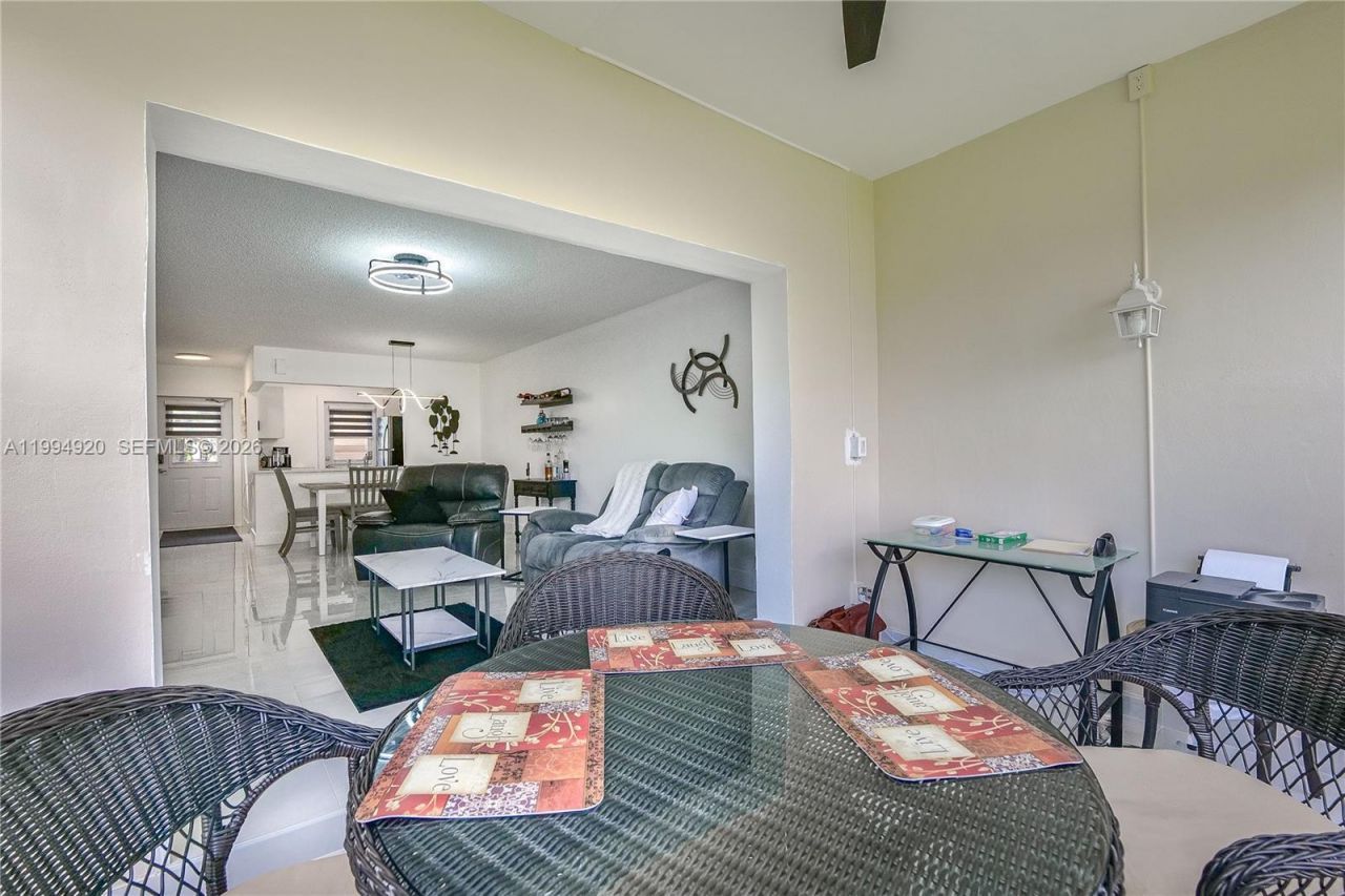 4701 NW 34th St, Unit 502, Lauderdale Lakes, FL 33319 Photo