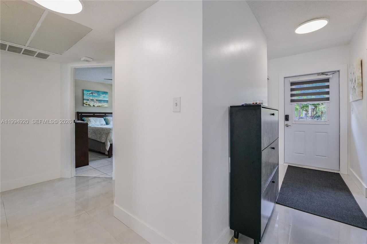 4701 NW 34th St, Unit 502, Lauderdale Lakes, FL 33319 Photo