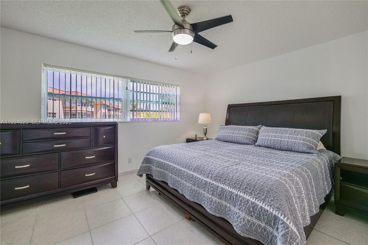 4701 NW 34th St, Unit 502, Lauderdale Lakes, FL 33319 Photo
