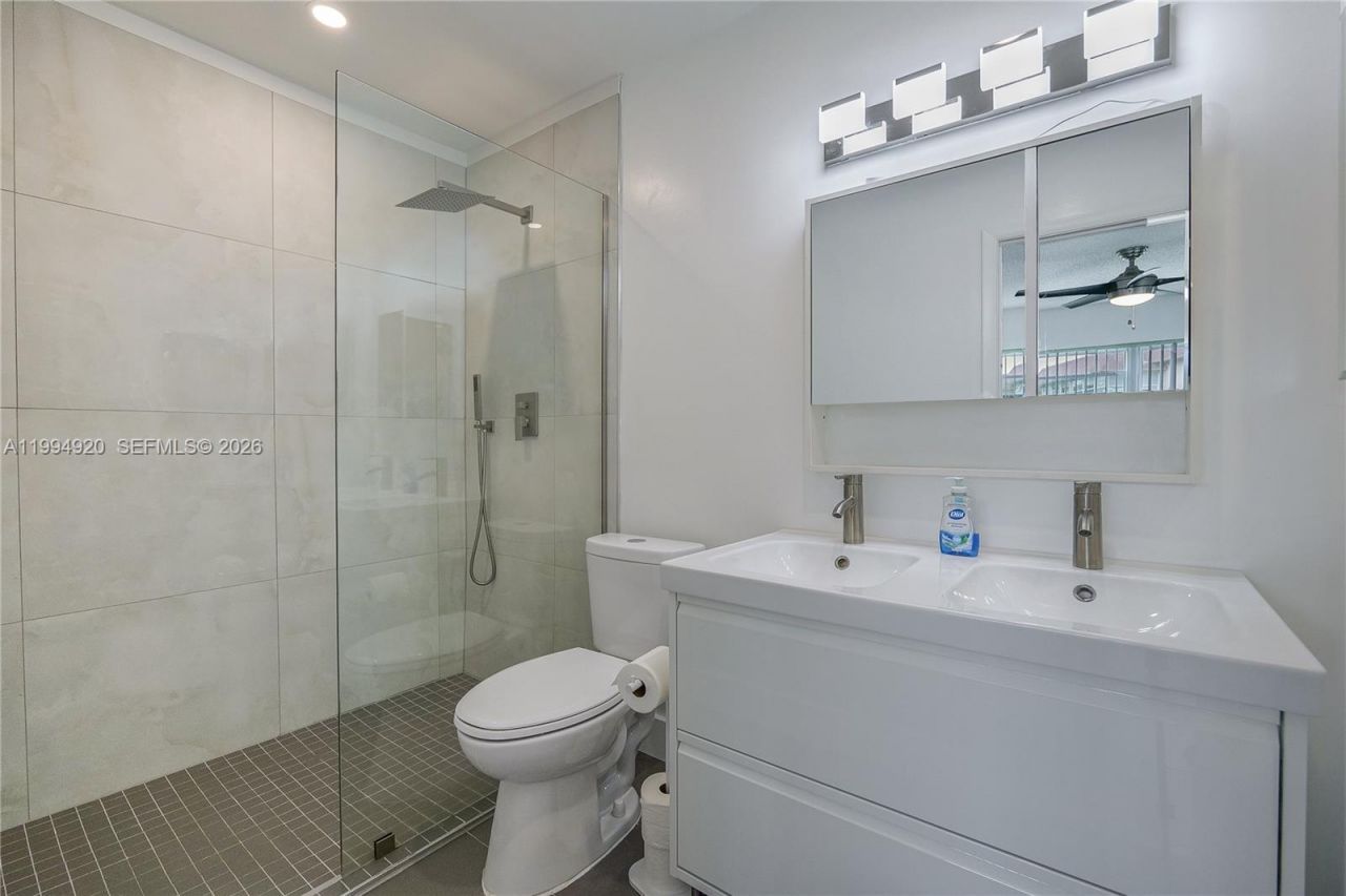 4701 NW 34th St, Unit 502, Lauderdale Lakes, FL 33319 Photo